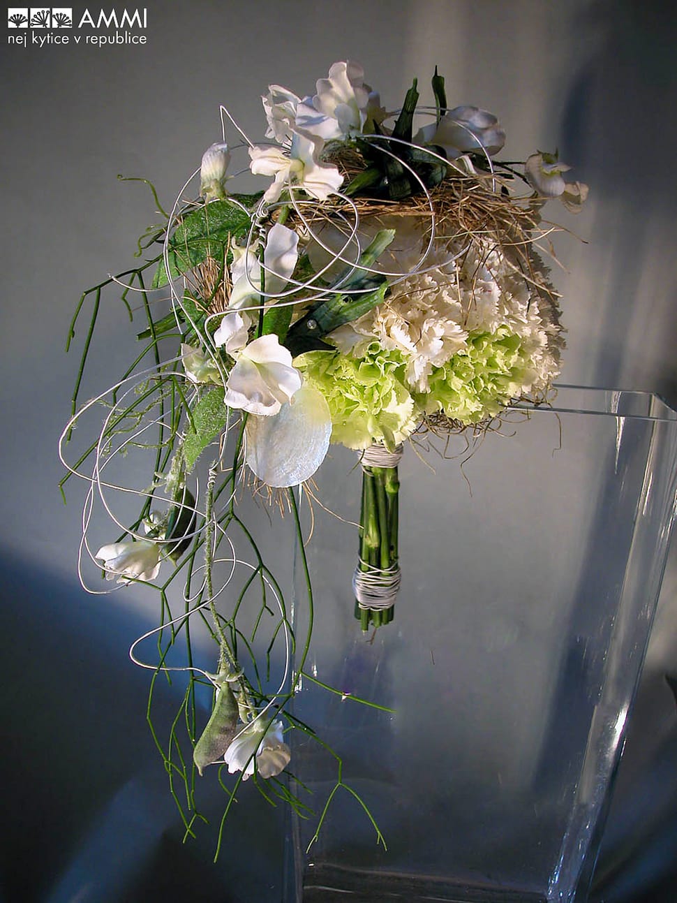 Svatební kytice neobvyklá bílá zelená