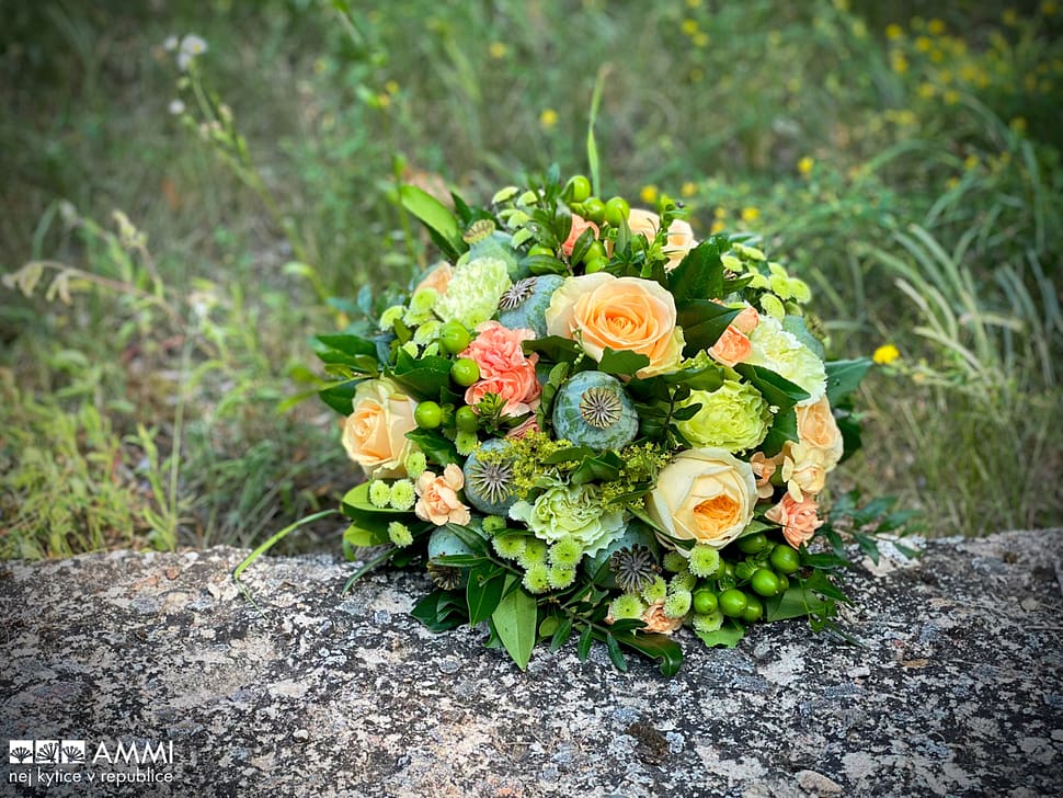 Svatební kytice oranžová zelená mák růže